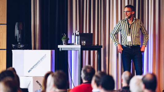 Magnus Phil from Micropower Group on stage and lectures at Micropowerdgagen Tylösand